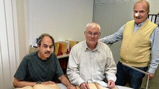 <p>Haben schon 10 000 Seiten aus Kirchenbüchern und Beurkundungen des Standesamts - hier im Hockenheimer Rathaus - erfasst: Horst Auer (M.) und Gerhard Heinrich (l.) sitzen wie der nicht abgebildete Franz Bitz täglich am Ortsfamilienbuch. Dafür ist ihnen der Dank nicht nur des Ehrenvorsitzenden des Vereins für Heimatgeschichte, Alfred Rupp (r.) gewiss.</p>