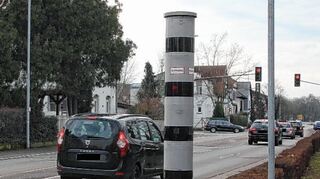 <p>Einer der Schwetzinger Poliscan-Speed-Blitzer in der Zähringerstraße. Er sorgte im Vorjahr 377 Mal für Einnahmen.</p>