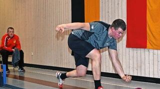 <p>VKC-Trainer Matthias Ebert beobachtet aufmerksam seinen Schützling Lars bei dessen Wurf. Das Vater-Sohn-Gespann hat heute Abend die Chance, die deutsche Meisterschaft zu gewinnen. Dafür muss ein Sieg gegen RW Sandhausen her.</p>