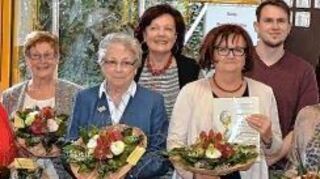 <p>Vorsitzender Peter Engels (links) ehrte vor dem Gedenkgottesdienst viele langjährige Mitglieder des Cäcilienchors (v. l.): Günther Staudt, Anni Eck, Ursula Nenninger, Gerlinde Fritz, Margot Fasnacht, Gisela Bätz, Vorstands-mitglied Gerda Gaisbauer, Elfriede Gebhard, Chorleiter Jens Hoffmann, Annette Welz und Präses Pfarrer Erwin Bertsch.</p>