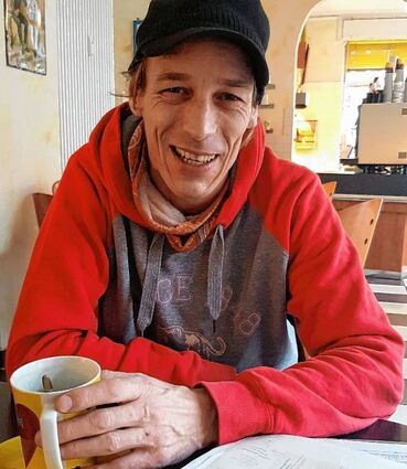 <p>Schmerzpatient Timo Berger freut sich, dass er Cannabis als Medizin endlich auf Kassenrezept bekommt.</p>