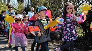 <p>Die Sonnen tragen nicht nur die Kinder durch die Straßen, als sie den Sommer verkörpern, von oben lacht sie ebenfalls auf die Gemeinde herab.</p>