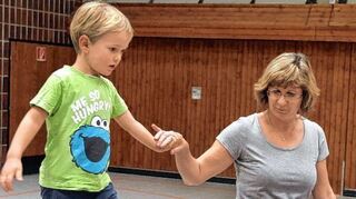 <p>Seit über 25 Jahren ist Andrea Pristl Übungsleiterin im Kinderturnen beim TSV. Sie hat schon viele Kinder - wie hier Tobias - an die Hand genommen und einfühlsam mit ihnen die ersten Schritte an den Geräten gemacht.</p>