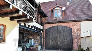 <p>Das Trauzimmer (oben Mitte und rechts) im Heimatmuseum (links) steht für Trauungen zur Verfügung. Standesbeamter Patrick Wiedemann hält die Zeremonie aber auch im Rathaus ab (unten rechts).</p>