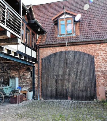 <p>Das Trauzimmer (oben Mitte und rechts) im Heimatmuseum (links) steht für Trauungen zur Verfügung. Standesbeamter Patrick Wiedemann hält die Zeremonie aber auch im Rathaus ab (unten rechts).</p>