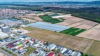<p>Aus der Luft - und in fast entgegengesetzter Blickrichtung - ist das Gelände gut zu erkennen: ein großes Rechteck, an die vordere Bebauung angrenzend und durch die zwei einzelnen Bäume in Richtung der Felder markiert.</p>