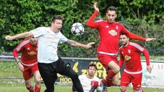 <p>Gestoppt: Kevin Schlawjinski (links) und die Spvgg 06 Ketsch sind bei ihrer Aufholjagd ins Straucheln geraten.</p>