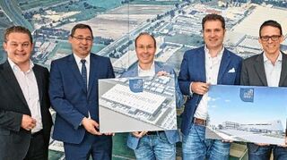 <p>Die Beteiligten des Ansiedelungsprojekts mit Visualisierungen des Logistikzentrums vor der Luftbildaufnahme im Ratssaal: Fred-Markus Bohne(v.l., Panattoni Europe), Bürgermeister Jürgen Kappenstein, Michael Burk, Dr. Henner Schwarz und Jörg Mayer (alle "21sportsgroup") sowie Bernd Müller vom Amt für Vermögen und Bau Baden-Württemberg.</p>