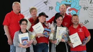 <p>Die "Altlossema Rhoigeischda" ehren ihre Gründungsmitglieder und Mitglieder, die seit dem Gründungsjahr dabei sind: Ernst und Gabi Reinold (v. l.), Gaby Engels, Waltraud Müller, Daniela Kaiser, Mario Burkard und Werner Kirchgäßner.</p>