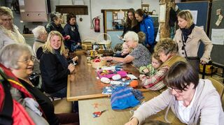 <p>In der Handarbeitsstube dürfen die jüngsten Besucher des Museumstages ganz individuelle Nadelheftchen anfertigen und - nach Großmutterart - löchrige Socken stopfen.</p>