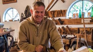 <p>Schreinermeister Jürgen Hirning zeigte beim Museumstag, wie ein Meister des Fachs den Hobel richtig ansetzt und - zur Freude der Kinder - jede Menge Späne produziert.</p>