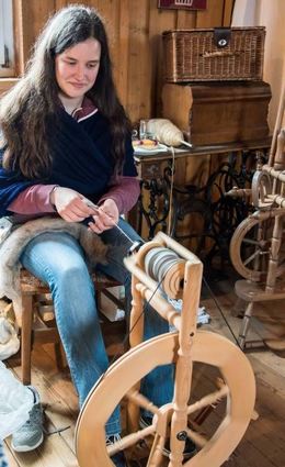 <p>Yvonne Braun spinnt für die Besucher Wolle am Spinnrad.</p>