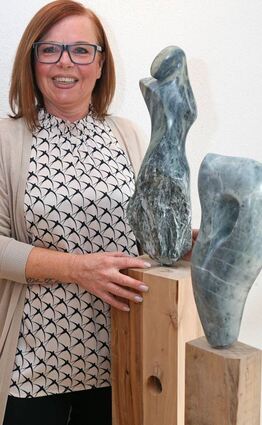 <p>Carmen Hansen präsentierte ihre Speckstein-Skulp-turen bei der Vernissage im Gewölberaum.</p>