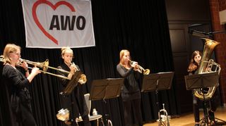 <p>Das Blechbläserquartett "Delax Deluxe" stimmte die zahlreichen Besucher für die Feierstunde der AWO ein. Nina Zorn (v.l.), Marla Roh, Anja Zorn und Steffie Zorn lockerten die Stimmung mit viel Können auf.</p>