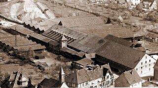 <p>Der Zick-Zack-Ofen der Ziegelei Merkel (rechts unten) wurde vor 90 Jahren gebaut und als sehr modern gepriesen. Das Bild lässt die riesigen Ausmaße der Ziegelei erkennen, die von der Kirchen- bis zur heutigen Friedensstraße reichte.</p>