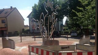 <p>Gestern noch sprudelten nur drei der vier Quadranten des Gockelbrunnens, ab heute soll auch der vierte, der vom Bauhof repariert wurde, wieder seine Arbeit aufnehmen. Damit ist zum Sommerfest in Rohrhof beim Wahrzeichen wieder "alles im Fluss".</p>