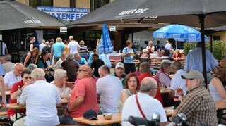 Das Haxenfest der Kurpfalz-Wanderer 2017 erlebte am Sonntag seinen Höhepunkt mit vielen Haxenfans zur Mittagszeit. So waren die Bänke vor der Rheinhallen-Gaststätte dann gut mit fröhlichen Menschen gefüllt.
