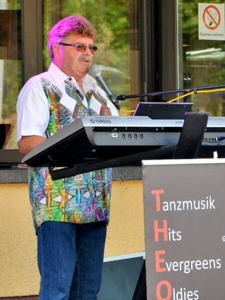 <p>Entertainer Theo Buchholz sorgte sonn-tags für unterhaltende Musik.</p>