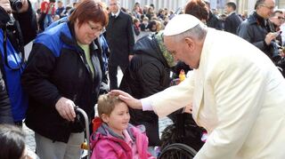 <p>Sie verzauberte ihre Mitmenschen - unabhängig davon, wie schlecht es ihr ging: Emily mit ihrer Oma Kerstin Schmidt und Papst Franziskus.</p>