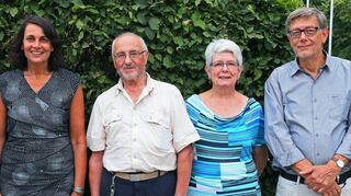 <p>Zum Abschied gemeinsam fürs Foto posiert: Gruppensprecher Helmut Mehrer (v. l.), Rektorin Birgit Ric, zwei der "Ruheständler" - Horst Zohsel und Francoise Gaillard-Schumacher - sowie Psychologe Peter Kruse.</p>