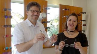 <p>Optikermeister Frank Papenberg und Gesellin Isabel Wiegand bieten einen umfassenden Service an.</p>
