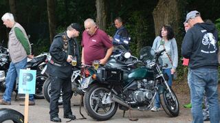 <p>Das 40. Enderle-Motorradtreffen war verregnet, die Feierlaune hat das aber nicht geschmälert. In jeder trockenen Pause treffen sich die Biker zum "Benzingebabbel".</p>