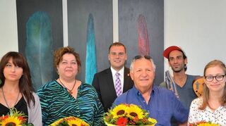 <p>Nicoleta Steffan, Martina Schmitz, Christoph Horsch, Hans-Karl Puhl, Gioshua Kalai und Sophia Rishyna (von links) sorgen mit ihren Beiträgen im Rathaus für eine gelungene Ausstellungseröffnung.</p>