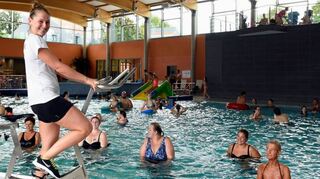 <p>Radeln im kühlen Nass: Christin Menzel vom "Aqua-Biking-Team Rhein-Neckar" gibt einen Kurs in der Wassersportart.</p>