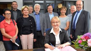 <p>Mit einer Unterschrift im Dienstzimmer beginnt für Patricia Rebmann ihr Dienstantritt. Dabei blickten ihr die Stadtratsvertreter über die Schulter: Isabell Moreira da Silva (v.l.), Horst Fießer, Christa Balling-Gündling, Dr. Peter Schib, Werner Sauer, Linus Wiegand, Renate Schmidt, Bernd Gutfleisch und Trudbert Orth.</p>