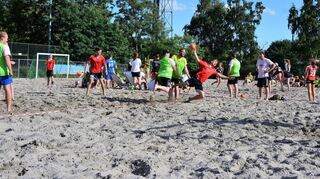 <p>Viel Bewegung und vor allem ganz viel Sand: Beim Beachhandball geht es anders zu, als in der Halle. Der Ball kann im weichen Untergrund nicht geprellt werden, dafür ist die Landung nach den Flugmanövern um einiges weicher.</p>