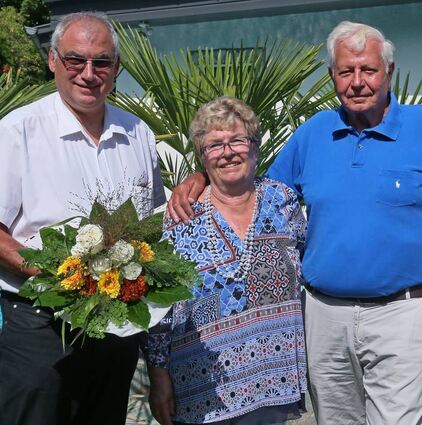 <p>Seit 60 Jahren ein glückliches Paar: Monika und Georg Ueltzhöffer. Dazu gratuliert OB-Stellvertreter Fritz Rösch (l.) im Namen der Stadt mit Blumen.</p>