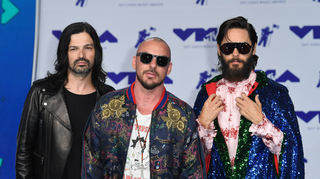 Thirty Seconds to Mars - Tomo Milicevic, Shannon Leto und Jared Leto - auf dem roten Teppich der MTV Video Music Awards 2017.