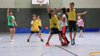 <p>Bei spaßigen Gemeinschaftsspielen wie Gefängnisball oder Königsball lernen die Kinder den Umgang mit dem Leder.</p>