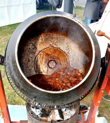 <p>Eine besonders kreative Idee: Der Betonmischer wurde als Gulaschkanone beim Mega-Gourmet-Kochclub-Event umfunktioniert. Geschmeckt hat es den Gourmets auf alle Fälle.</p>