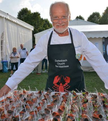 <p>Bernhard Bott vom noch jungen Chuchi-Club aus Durlesbach Bad Waldsee präsentiert gefüllte Miesmuscheln "Livorneser Art" mit fruchtiger Tomatensoße und Mettbällchen.</p>