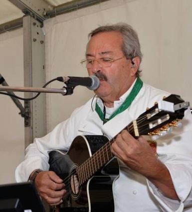 <p>Jean-Claude Fourcade unterlegt die Szenerie mit französischen Chansons.</p>