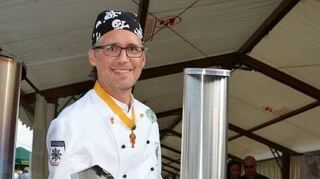 <p>Jörg Berner zeigt einen mit Holzpellets angeheizten Tischbackofen für Flammkuchen oder Pizza.</p>