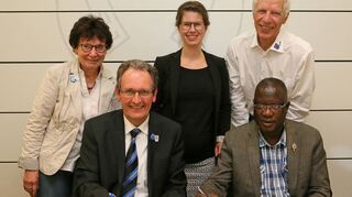 <p>Renate Dvorak (stehend, von links) Vorsitzende Förderkreis Dourtenga, Nadine Thoß, Projektleiterin, und Helmut Mehrer schauen den Bürgermeistern Dr. Ralf Göck (links) und Armand Abgas, Dourtenga, über die Schulter.</p>