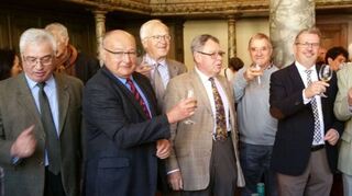 <p>Lassen die deutsch-französische Freundschaft hochleben: die Generäle außer Dienst Jean-Yves Arnaud (v. l.), Jean Jacques Rigoux, Bernard Bilbault, Yvon Brocher, Claude Menard, OB Hansjörg Eger, Jacques Pezzali und Oberstleutnant Rainer Faller.</p>