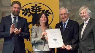 <p>Michael König, stellvertretender Vorsitzender der Stiftung für Ökologie und Demokratie (v. l.), die rheinland-pfälzische Umwelt-ministerin und die aktuelle "Ökologia", Ulrike Höfken, Professor Dr. Klaus Töpfer und Hans-Joachim Ritter, Vorsitzender der Stiftung für Ökologie und Demokratie, beim Jubiläum auf dem Hambacher Schloss.</p>