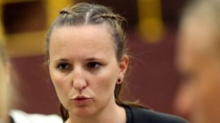 <p>Trainerin Katrin Schneider ist nach ihrer zweiten Schulteroperation morgen wieder im Pokalspiel auf der Bank und heiß auf einen Auswärtssieg.</p>
