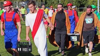 <p>Ob im altmodischen Badeanzug, im bunten Hippie-Outfit oder als Giraffe verkleidet - bei den Teilnehmern des 13. Bierathlons geht es vor allem um eines: Spaß an der Sache. Ums Trinken geht es hier weniger: Viele bleiben alkoholfrei.</p>