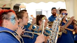 <p>Die Hewwlguggler sind bei der Kerwe auf dem Marktplatz der Enderlegemeinde Garanten für fetzige Musik.</p>