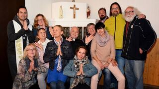 <p>"Dem Himmel sei Dank" - sie spielen wieder: Shayan Katebi (v. l.), Birgit Schuppel, Andrea Berger, Anja Bastel, Agnes Müller, Stefan Scharhag, Sybille Wirth, Andreas Werner, Dagmar Brunzel, Alexander Pachwald, Andreas Süveges, Sepp Hasselbach.</p>