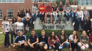 <p>Highschool-Besucher auf Zeit: Paul Zagermann (unten, v. l.), Luis Humbert, Yannick Laier, Lisa Baumann, Maira Grempels, Julia Strassner, Olivia Harms, Daniel Albert, Lehrerin Claudia Klement (Mitte, v. l.), Daniela Heck, Celina Rebholz Antje Hoffmann, Felicia Grätsch, Emily Alt, Lehrerin Lisa Berger, Sofia Scalia (oben, v. l.), Alica Mülbert, Carolin Zickermann, Elisabeth Zavodny, Louis Blaser, Emily Keil, Sanja Kannewurf, Anna-Lena Kauf, Kayla Friedrich, Christine Wagner und Jule Katzenberger vor der MHS.</p>