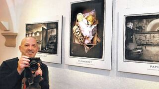 <p>Fotokünstler Volker Jean Rahn stellte schon öfter in Oftersheim aus - hier bei der Ausstellung "Vergänglichkeit". Derzeit ist die "Magie des Augenblicks" zu sehen.</p>