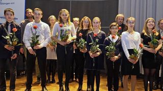 <p>Erinnerungsfoto nach einem tollen Konzert: Jonas Jessl (v. l.), Stefan Knust, Johannes Wesch, Beate Frank-Cowey, Rebecca Epp, Roger Olsson, Birgit Amail-Funk, Giulia Hörauf, Kenno Recker, Gerald Weiser-Haensch, Naomi Recker, Katharina Litsch, Heinrich Müller-Wiedmann, Johanna Fett, Elena Spitzner und Kazuko Uehara.</p>