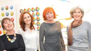 <p>Vier Frauen, die als "Quadrille" ihre sehr unterschiedlichen Arbeiten präsentieren (v. l.): Akela Möhren, Regina Carmen, Edith Autz und Ilse Kory bei der Vernissage ihrer Ausstellung in der Villa Meixner.</p>
