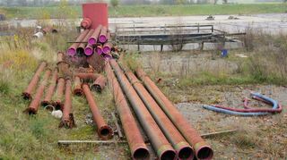 <p>Noch hat der Insolvenzverwalter die Hand auf dem Areal des gescheiterten Projekt des Geothermie-Kraftwerks, doch die beweg-lichen Teile wie die Rohre gehören inzwischen der Gemeinde. Im Hintergrund mitten auf dem Platz sind die beiden verschlossenen Bohrlöcher zu erkennen.</p>