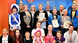 <p>Sandra Schönerstedt (Mitte) wurde für ihr herausragendes Engagement mit dem ECC-Stallhasen ausgezeichnet. Sitzungspräsident Jens Schneider (rechts) ehrte zusammen mit den Vorständen weitere Vereinsaktive und Mitglieder.</p>